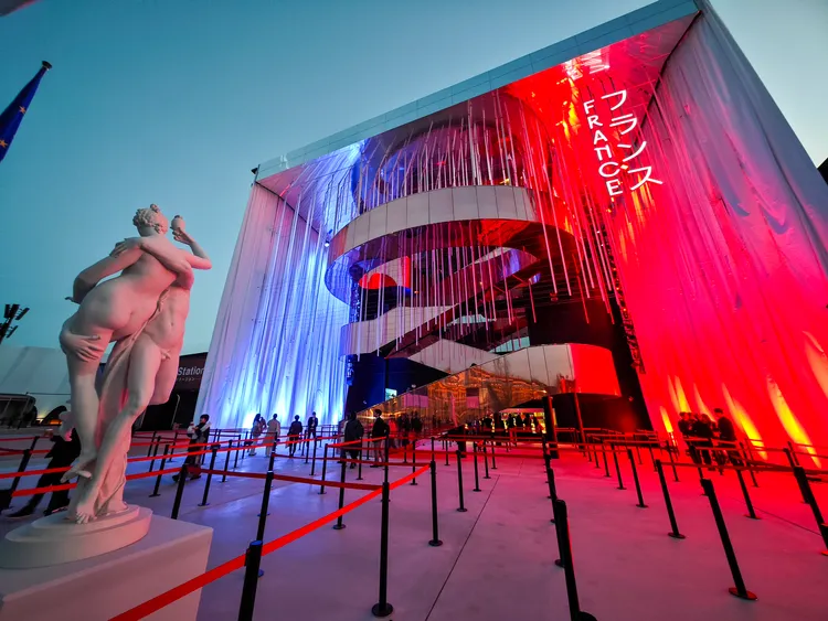 晚間的法國館亮起藍白紅國旗燈光。田欣雲攝影