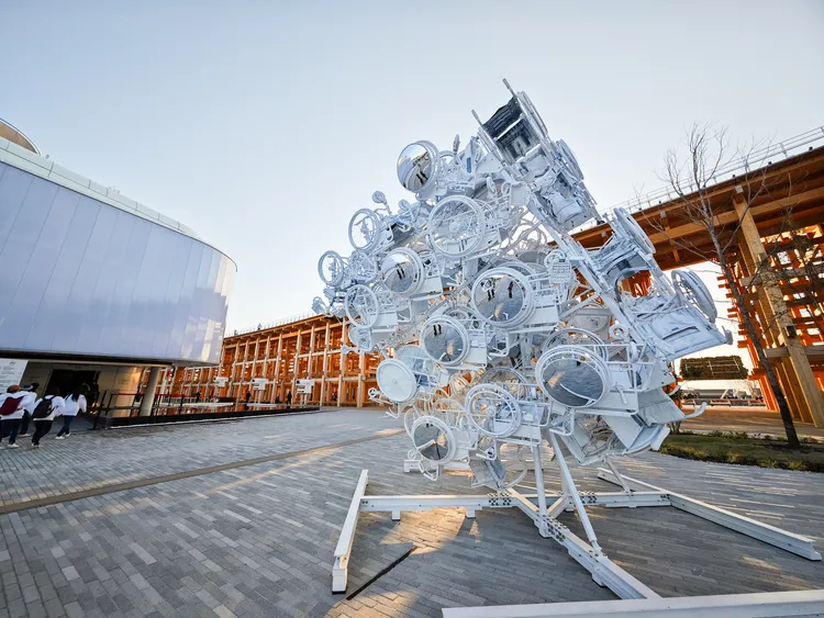 館外陳列日本藝術家檜皮一彥創作的公共藝術品《HIWADROME: type_ark_spec2》。田欣雲攝影