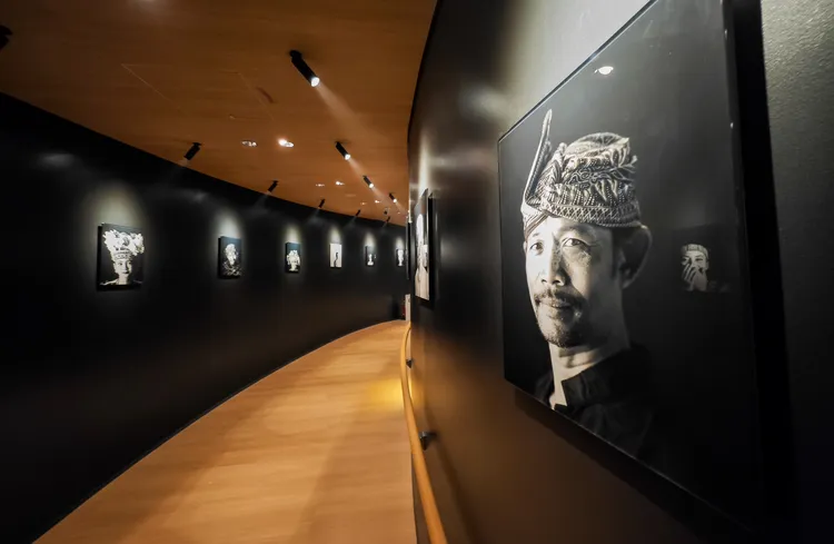 走廊展示印尼人物群像。田欣雲攝影