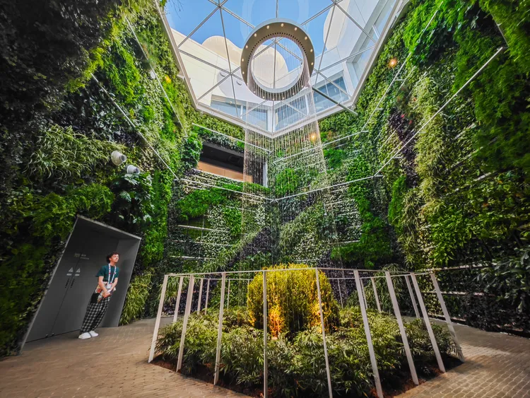 一樓空間使用水瀑和真實植栽，營造出令人放鬆的愜意氛圍。田欣雲攝影