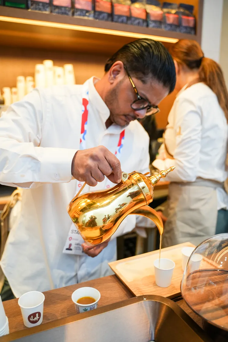 可品嘗到道地的阿拉伯咖啡與椰棗。田欣雲攝影