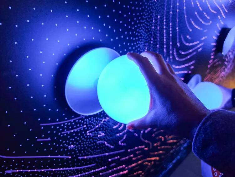 遊客需要拿著「個人能量球(Energy Orb)」感應展區裝置。田欣雲攝影