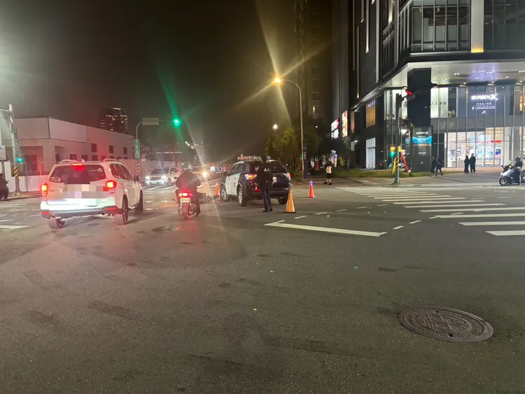 當時警車有依規定開警示燈及警笛。民眾提供