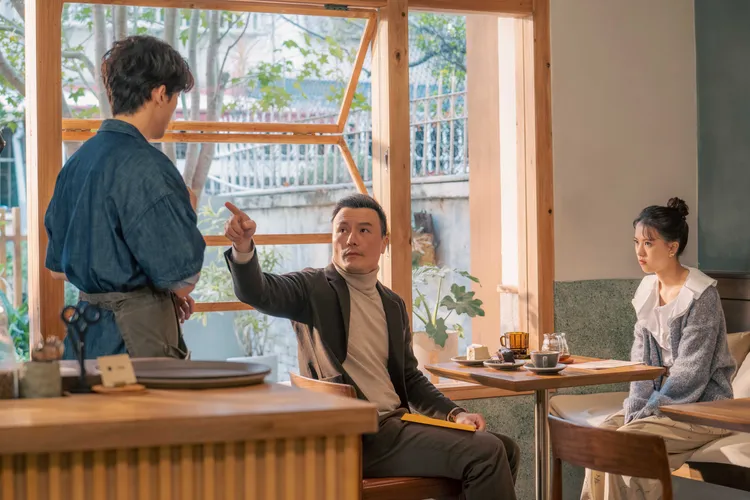 李銘忠（中）與項婕如（右）飾演父女，故意裝「奧客」找林哲熹麻煩。甲普國際媒體提供