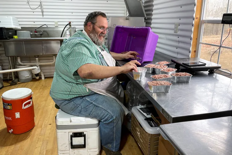 美國貿易報告點名台灣要求豬肉產品必須標示原產地的做法。圖為美國民眾製作豬絞肉產品。路透社
