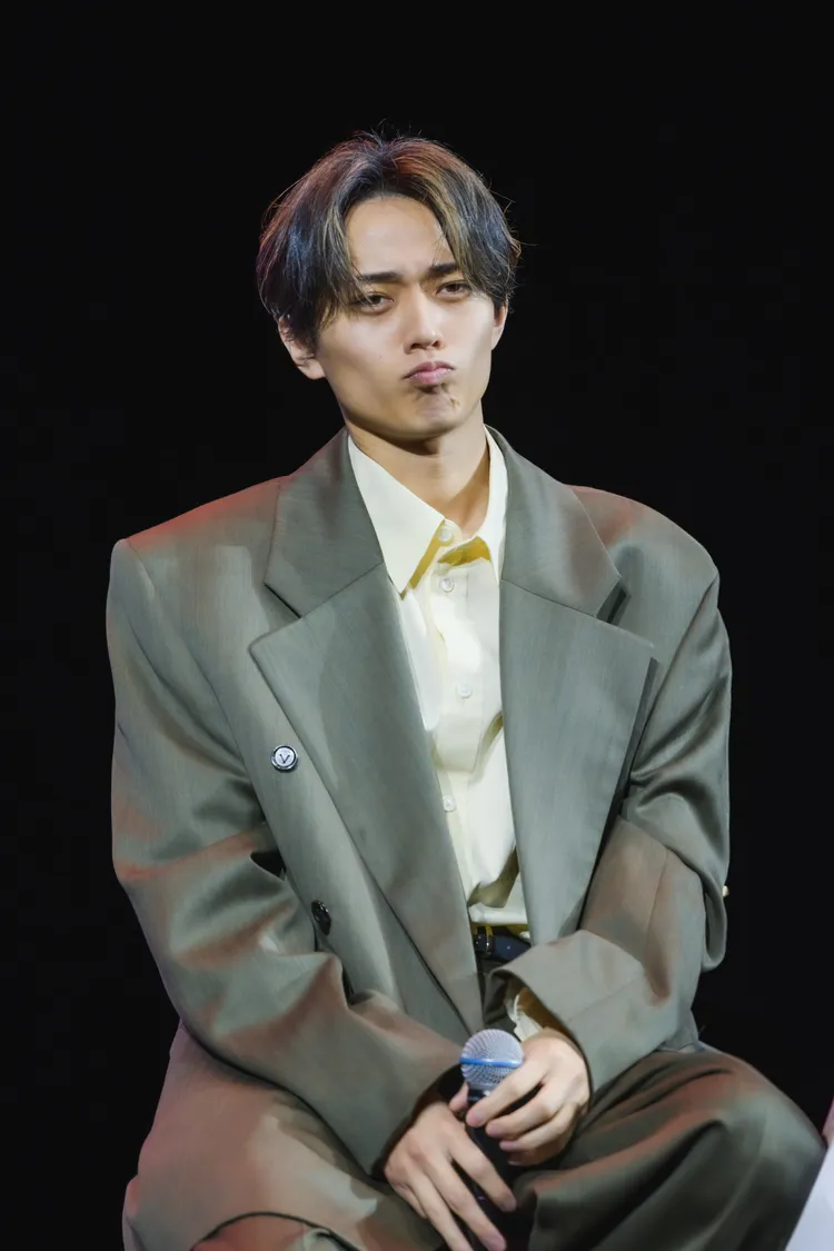 永瀬廉嘟嘴裝可愛放送福利。大鴻藝術BIG ART提供