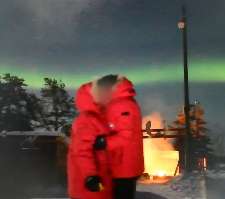 薔薔與神祕男友在極光下浪漫擁吻。翻攝薔薔YT