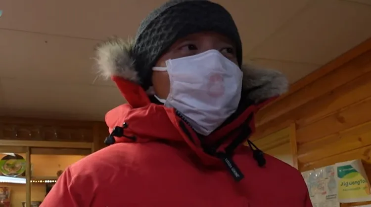 薔薔男友戴口罩只露眉眼。翻攝薔薔YT