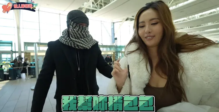 男友貼心幫她背包包。翻攝薔薔YT