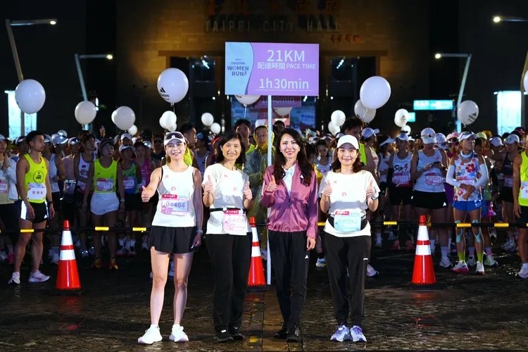 台新銀行連續八年冠名贊助台新女子路跑，吸引超過一萬名女性跑者參加。台新銀行產業金融處資深副總經理陳柏如(右二)也為活動進行開場。