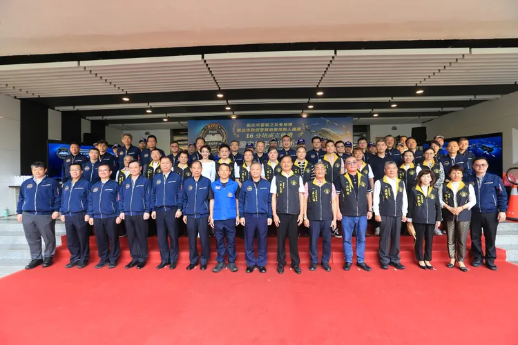 新北市警察局長、各級幹部、無人機隊與新北警察之友會理事長、副理事長、理監事合影。警方提供