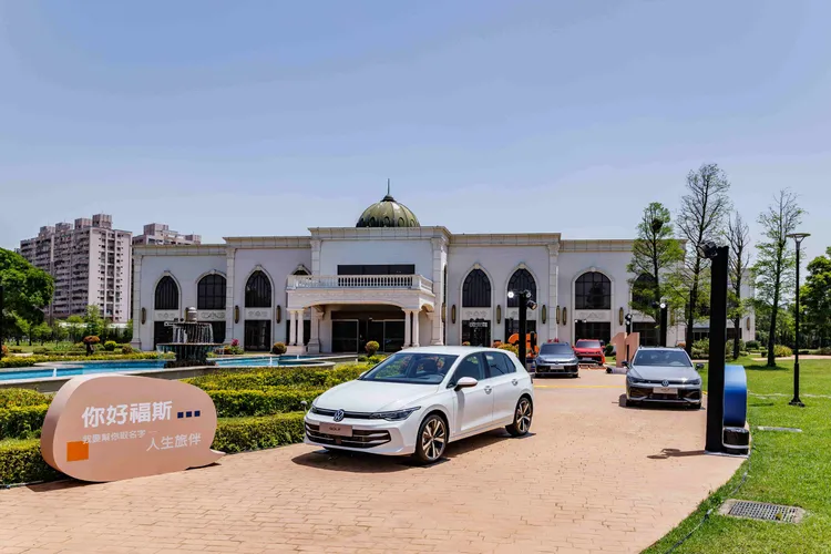 olf預售雙車型配備高識別度的水箱護罩連貫式LED定位燈與歐洲首發、台灣初次亮相的Volkswagen廠徽光標定位燈。業者提供