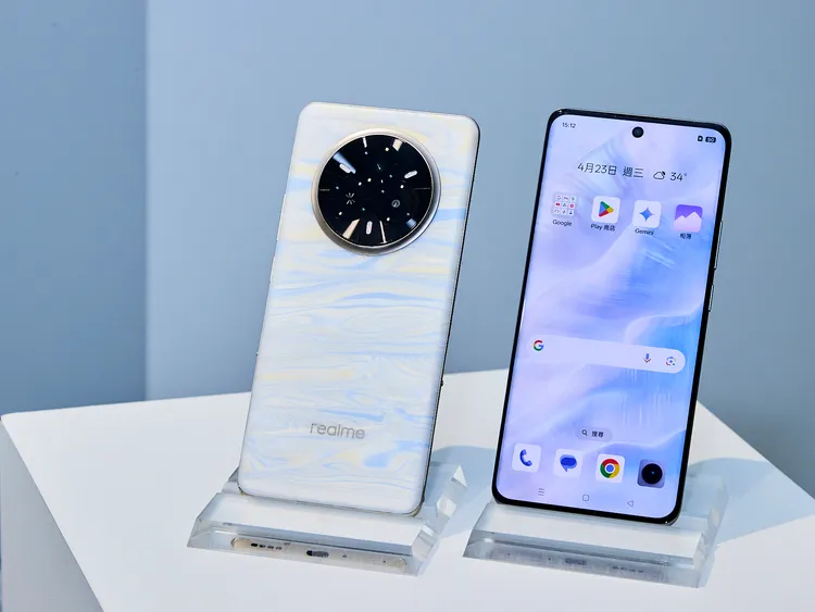 realme 14 Pro 推出「珍珠白」與「絨霧灰」兩款，建議售價為14,990 元。realme提供