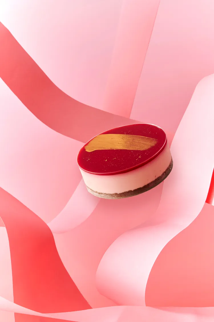 白桃覆盆子乳酪蛋糕以覆盆子與白桃的酸甜清香，揉合精選100%原葉低溫研磨的紅烏龍茶粉，製成酥脆香醇的餅底。業者提供