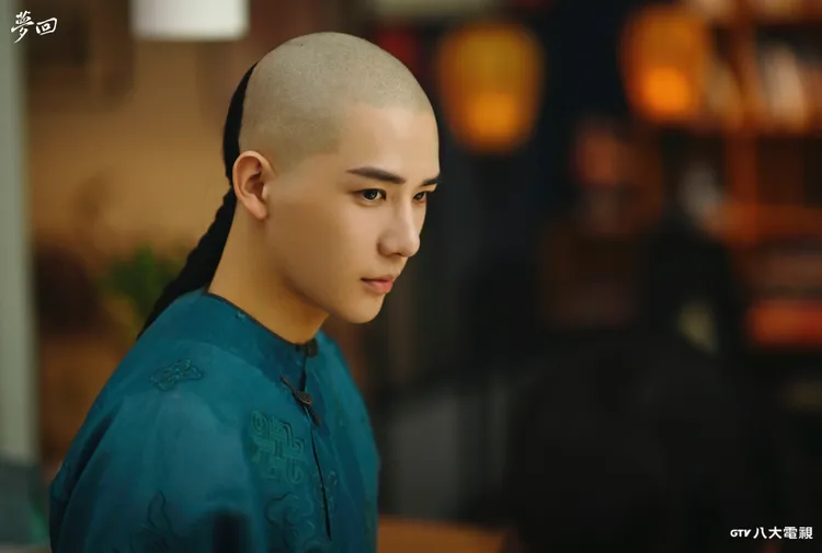 王安宇為戲剃髮。八大提供