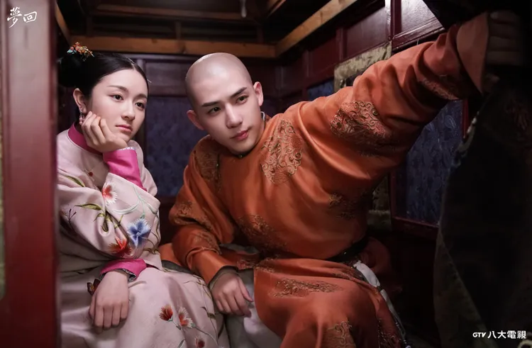 王安宇（右）在《夢回》戲裡對李蘭迪一見鍾情。八大提供