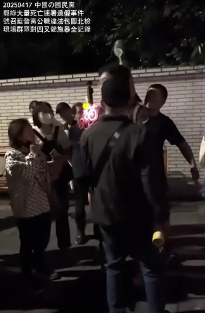 一名黑衣男子從背後突然高舉飲料瓶，從四叉貓頭上淋下飲料。翻攝自事實盛於雄辯臉書