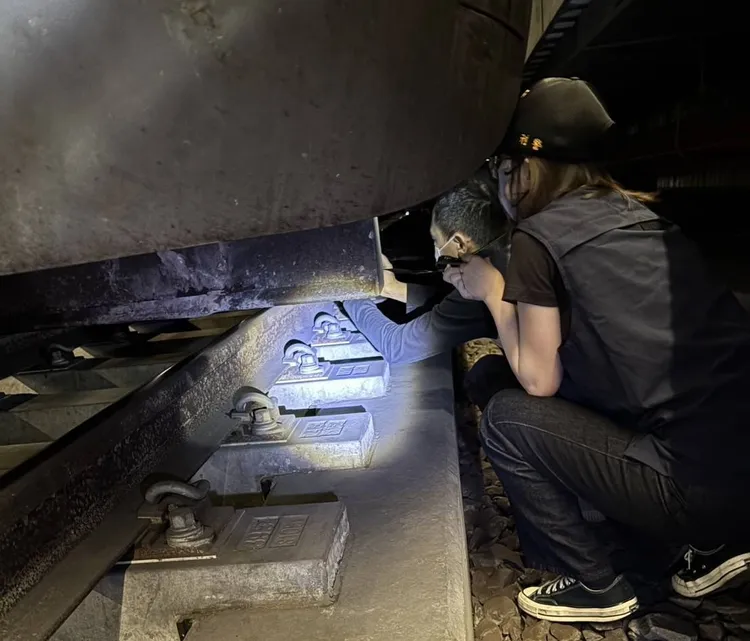 區間車因為輾壓水泥塊造成損壞，但台鐵並未求償，法院判黃男2年10月徒刑。資料照