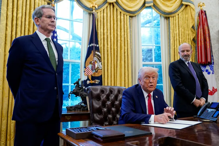 川普團隊中的財政部長貝森特（左）與商務部長盧特尼克，風格大相徑庭。路透