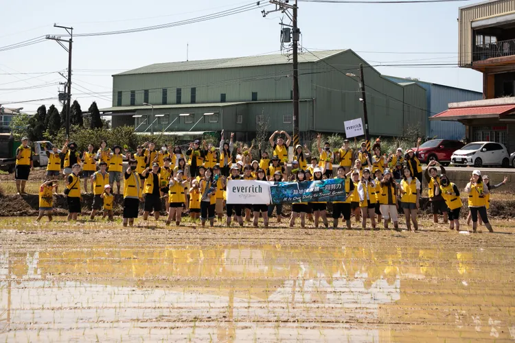 昇恆昌免稅商店與桃園在地小農「大賀米」契作，為低碳永續盡一份力。昇恆昌免稅商店提供