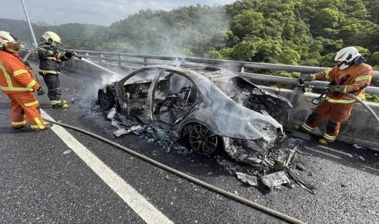 消防人員撲滅火勢，整輛車已燒成廢鐵。翻攝畫面
