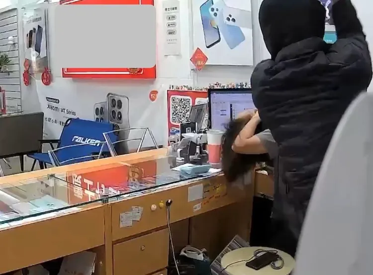 李男重擊被害人頭部。家屬提供