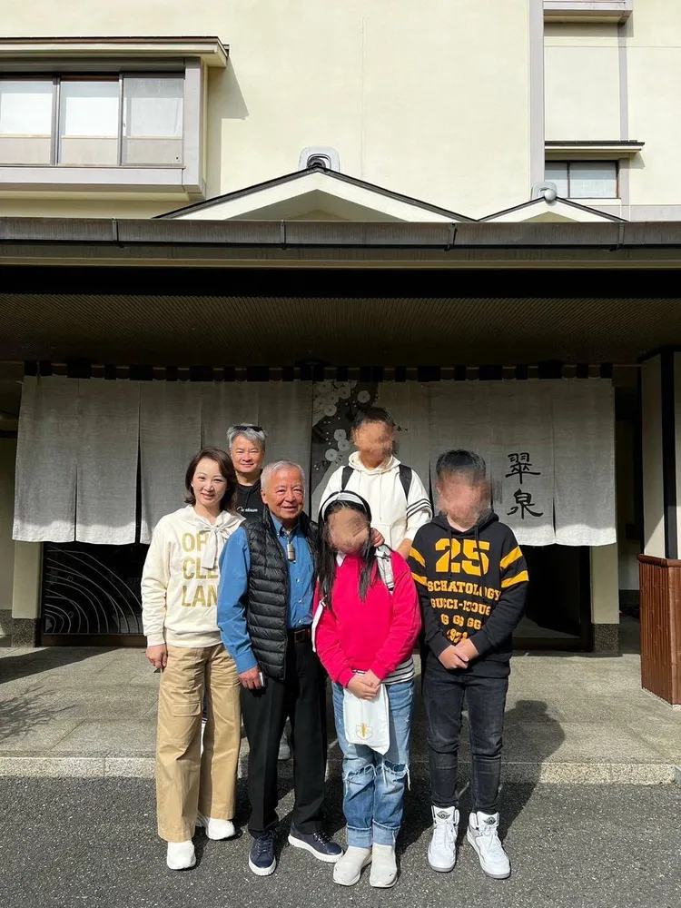 郁方（左起）、老公陳昱羲、公公陳君毅和孫子、孫女們等一家人感情很好，常一起出遊旅行。郁方提供