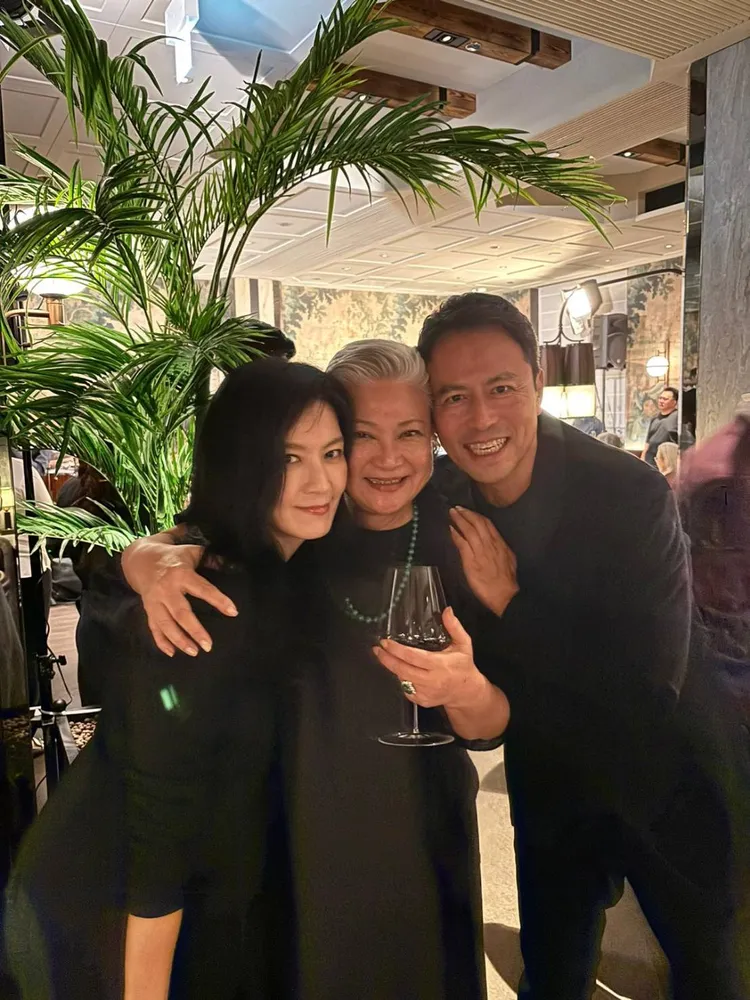 林熙蕾夫婦與杜琪峯太太（中）互動熱絡。