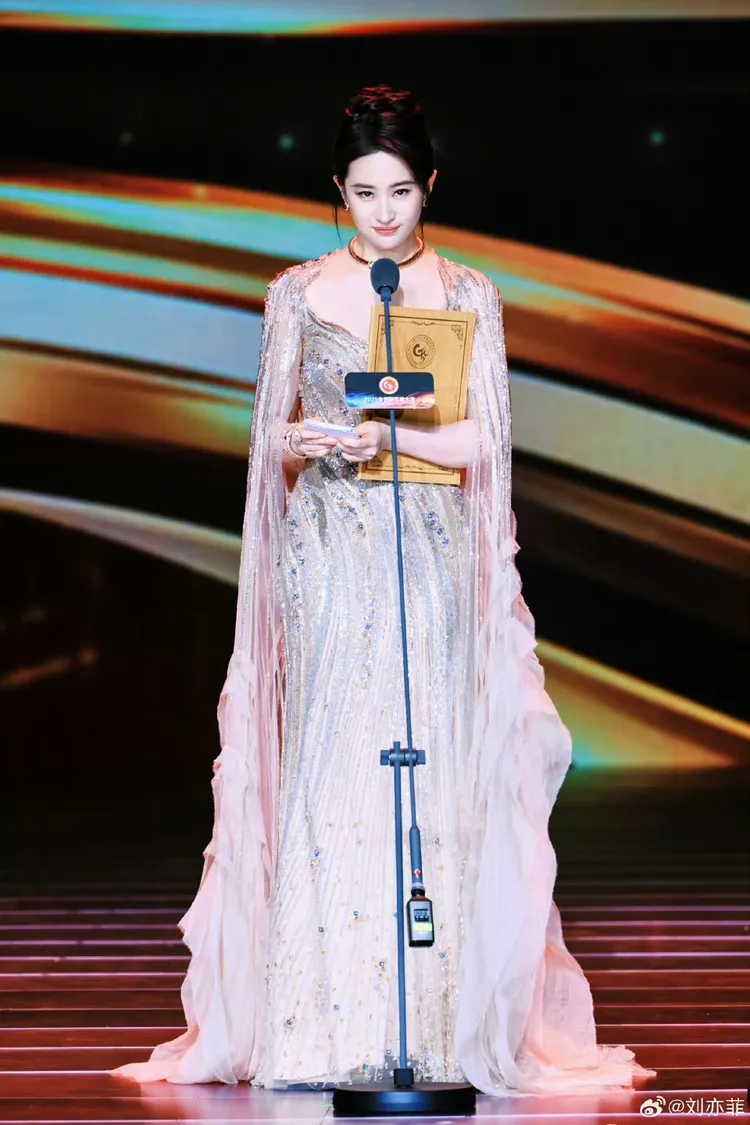 劉亦菲以《玫瑰的故事》奪下「2025電視劇導演大會」年度女主角獎。翻攝劉亦菲微博