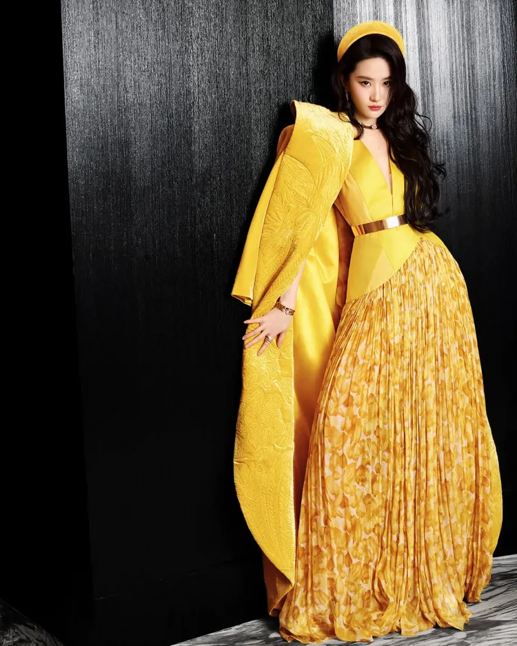 劉亦菲身穿荷蘭設計師品牌Ronald van der Kemp打造的2025春夏高訂禮服。翻攝劉亦菲IG