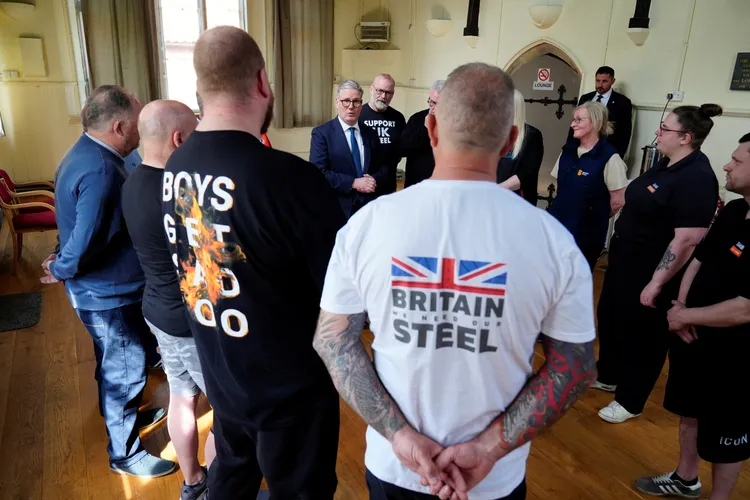 英國首相施凱爾（中，著藍色領帶者）向斯康紹普工廠表示，已經搶救回這家鋼鐵公司。路透社