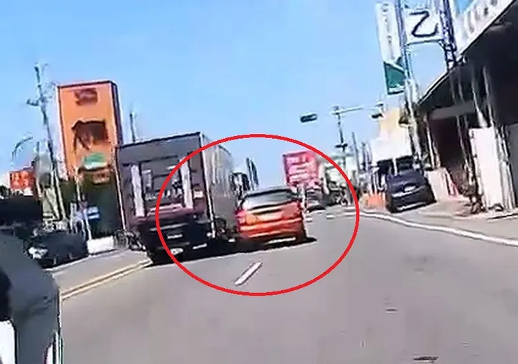 蕭男肇事前行車就不穩，突從外側鬼切至內側，差點撞上內側車道的大貨車。民眾提供