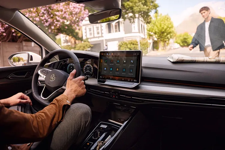 Volkswagen Golf小改款全車系首次搭載第四代MIB模組化資訊娛樂系統（MIB4），12.9吋懸浮式中控觸控螢幕採用簡化介面與重新設計的操作架構，整合直覺式操作體驗。業者提供