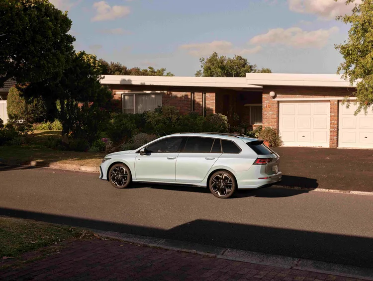 雙車型均採用重新設計的保險桿與新式鋁圈造型，Golf Style配置18吋Catania鋁圈，Golf Variant R-Line則搭載18吋York鋁圈與專屬R-Line外觀空力套件。業者提供