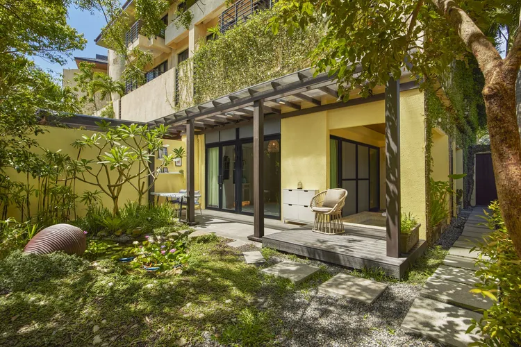 墾丁凱撒豪華花園套房隱身樹林花叢間，自帶私人專屬花園及Jacuzzi按摩浴池的，靜謐氛圍深受情侶及夫妻喜愛。墾丁凱撒提供