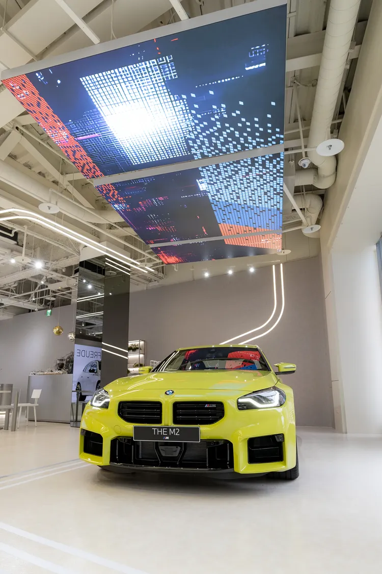 「FREUDE by BMW」品牌概念店率先展出兩款備受矚目的性能車款，為全新空間揭開序幕。業者提供