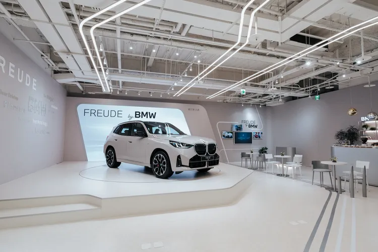 一踏入店內，首先映入眼簾的是簡潔俐落且富科技感的設計概念，引領來訪者走入BMW對未來生活與移動方式的嶄新想像。業者提供