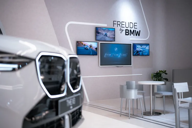 作為BMW在台首間以「沉浸式體驗」為核心打造的品牌概念店，「FREUDE by BMW」設計互動導覽裝置與沉浸式科技體驗。業者提供