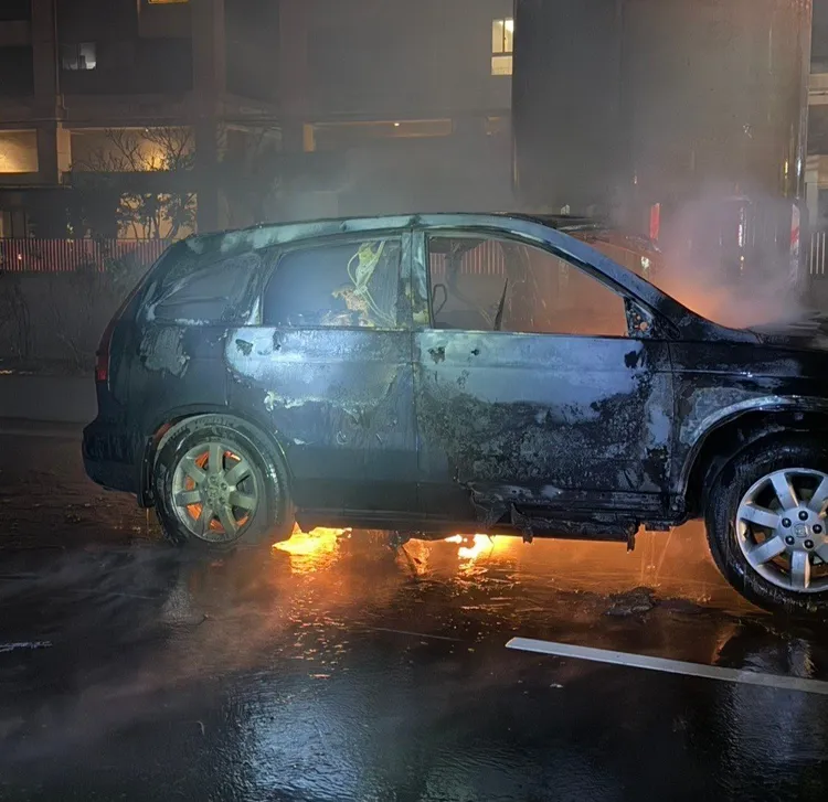 車輛燒得焦黑只剩鐵架。翻攝畫面