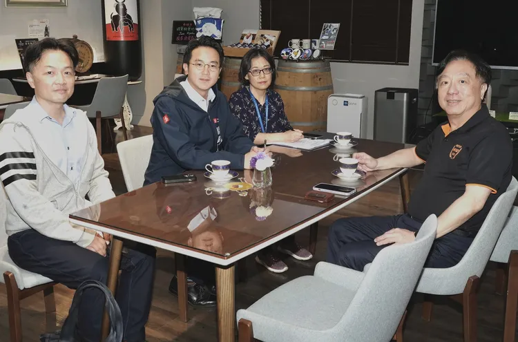 科技產業園區電電公會理事長鄭再興建議業者建立自有品牌，開發利基市場來找尋新的出路。經發局提供