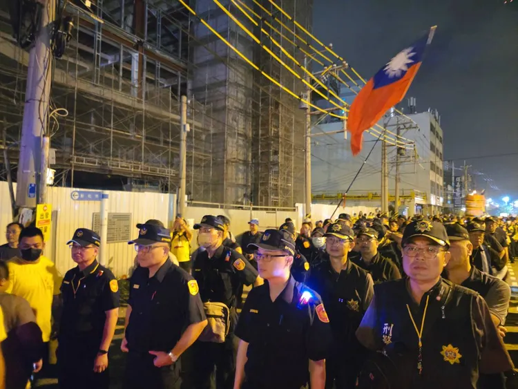 烏日警分局出動360名人力，分組負責大甲媽回鑾護駕事宜。民眾提供