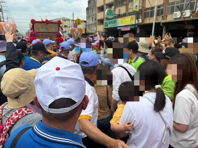 信眾迎接大甲媽聖駕，爭相躦轎底祈福。民眾提供