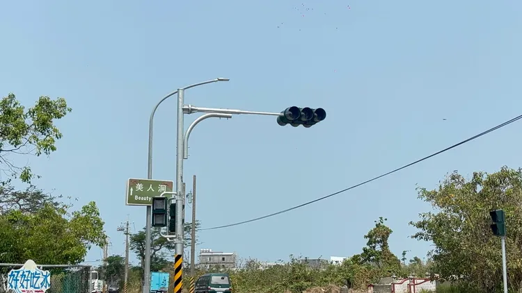 小琉球首座交通號誌燈，設在全德國小旁之復興路與相埔路口。民眾提供