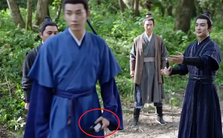 男主角王子奇手上拿的小風扇意外入鏡。翻攝《榜上佳婿》