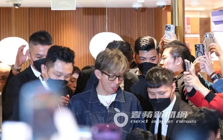 木村拓哉步出鼎泰豐看到200多位粉絲，吐舌頭露出可愛表情。特勤中心攝
