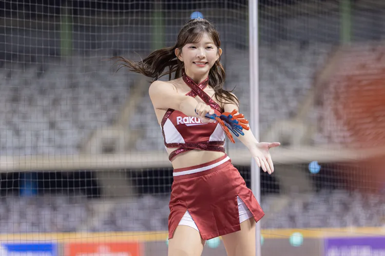 穎樂賽前開場舞也挑戰被舉高高。樂天桃猿提供