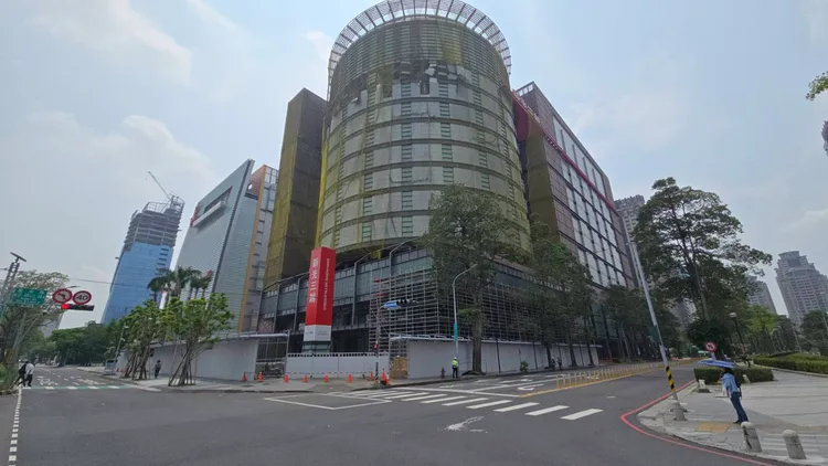 台中新光三越已進入實質修復的第三階段，但何時復業仍無時間表。市府提供