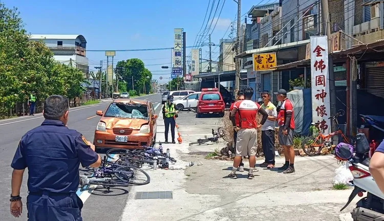 康橋國際學校環島自行車隊，昨天上午行經彰化縣時，遭逆向轎車撞上。民眾提供