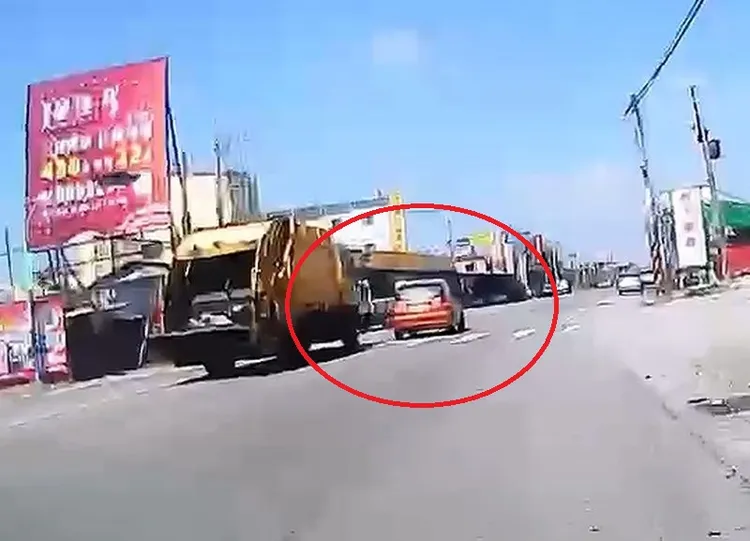 蕭男還疑似故意阻擋後方的垃圾車。民眾提供