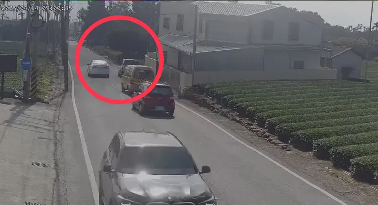 他竟超車攔下對方，看見是70多歲老翁，仍出拳暴揍對方。翻攝照片